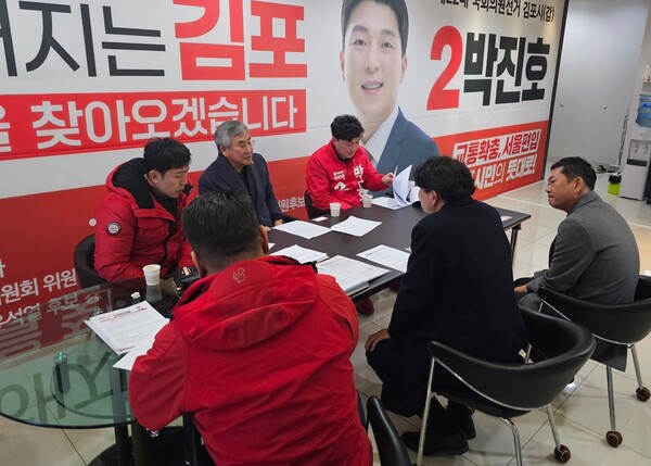 ▲박진호 후보와 한국민간항공조종사협회 관계자들이 선거캠프에서 만나 항공계 현안을 논의하고 있다