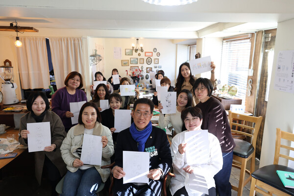 ▲참석한 여성회원들과 함께 단체사진(사진제공-김주영 후보 선거사무소)